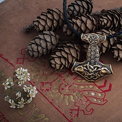 Medailon s kladivem Mjolnir s koženou šňůrkou